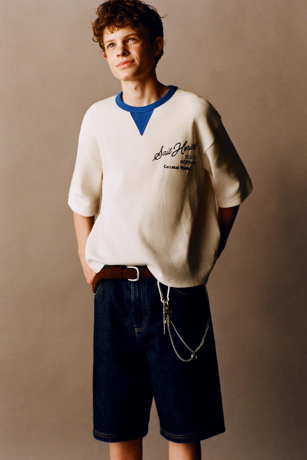 ФУТБОЛКА ИЗ РИФЛЕНОГО ТРИКОТАЖА С КОНТРАСТНЫМИ ДЕТАЛЯМИ