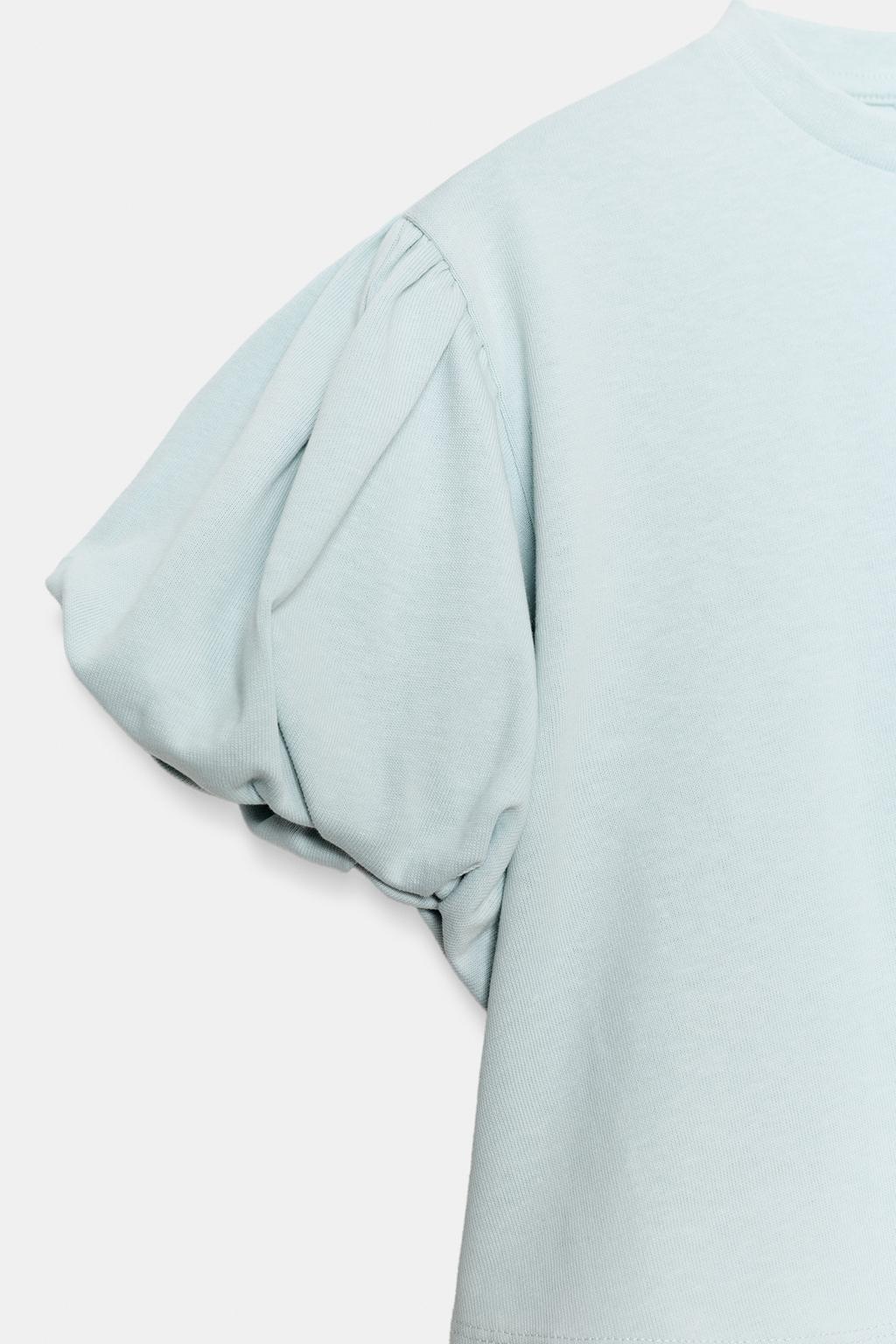 УКОРОЧЕННАЯ ФУТБОЛКА С ОБЪЕМНЫМИ РУКАВАМИ