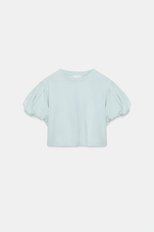 Укороченная футболка с объемными рукавами