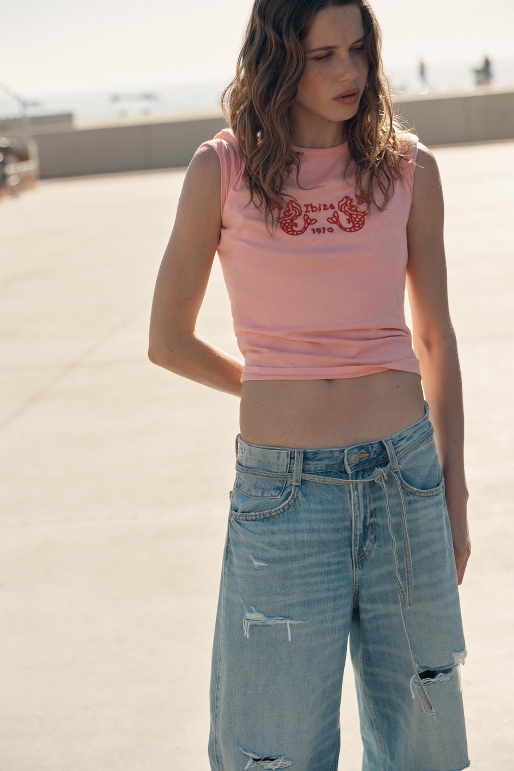 ФУТБОЛКА С КОРОТКИМИ РУКАВАМИ И ВЫШИВКОЙ