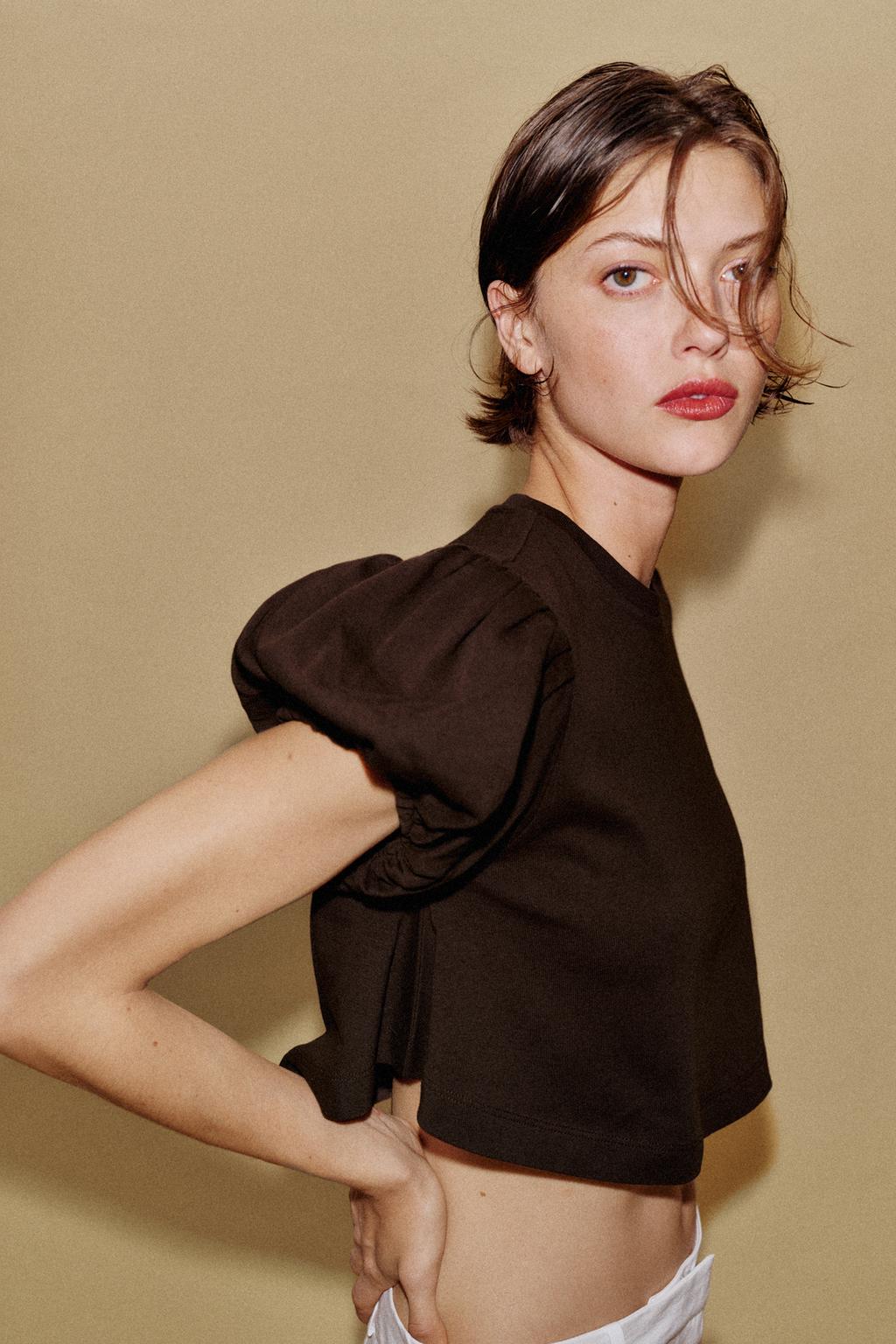 УКОРОЧЕННАЯ ФУТБОЛКА С ОБЪЕМНЫМИ РУКАВАМИ