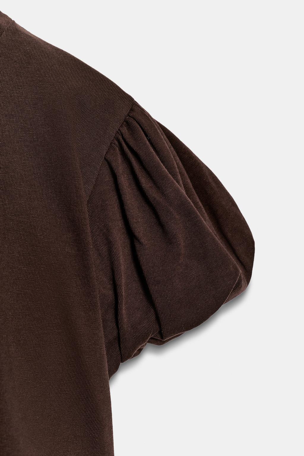 УКОРОЧЕННАЯ ФУТБОЛКА С ОБЪЕМНЫМИ РУКАВАМИ