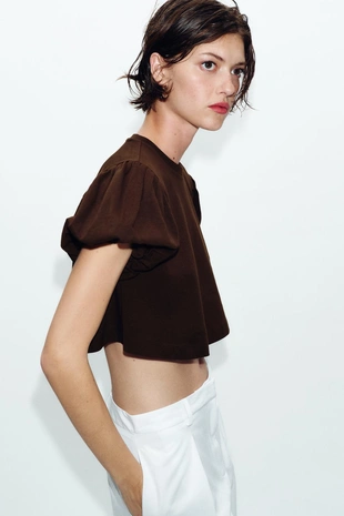 Укороченная футболка с объемными рукавами