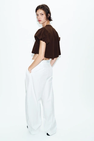 Укороченная футболка с объемными рукавами