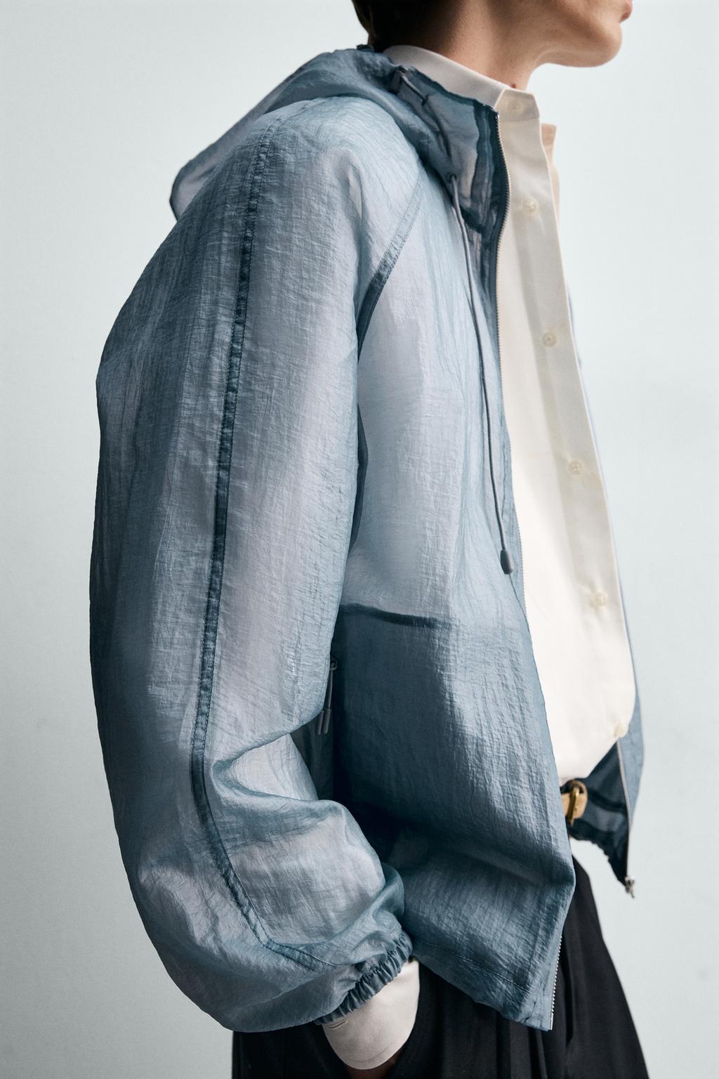 УКОРОЧЕННАЯ КУРТКА ИЗ ЛЕГКОЙ ВЫСОКОТЕХНОЛОГИЧНОЙ ТКАНИ