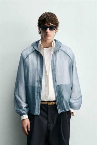 Укороченная куртка из легкой высокотехнологичной ткани- Заказать в России