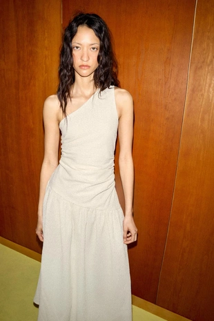 Платье асимметричного кроя с текстурой- Заказать в России