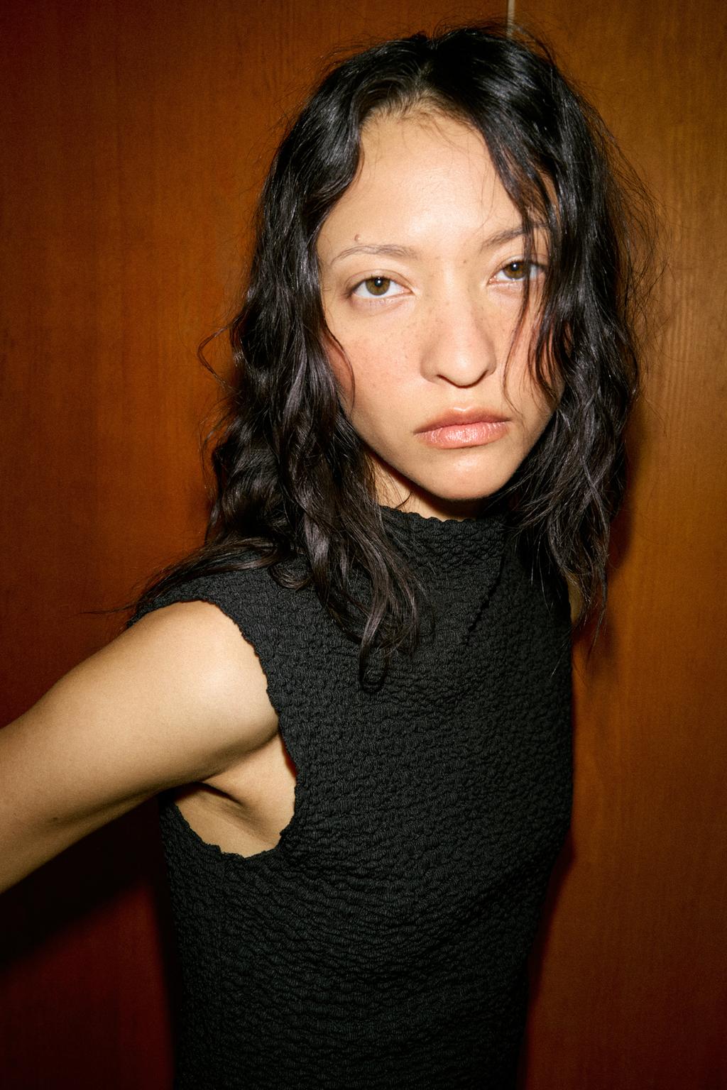 ТОП С ВОРОТНИКОМ-СТОЙКОЙ ИЗ РЕЛЬЕФНОЙ ТКАНИ