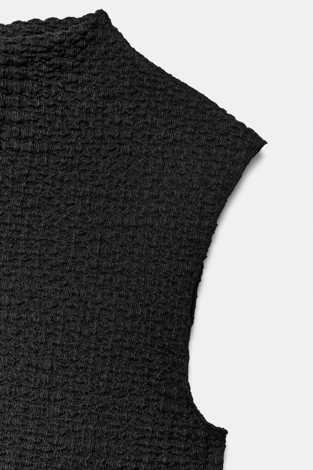 ТОП С ВОРОТНИКОМ-СТОЙКОЙ ИЗ РЕЛЬЕФНОЙ ТКАНИ