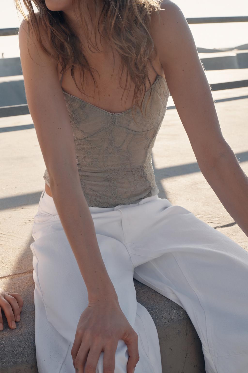 БОДИ С КОНТРАСТНЫМ КРУЖЕВОМ