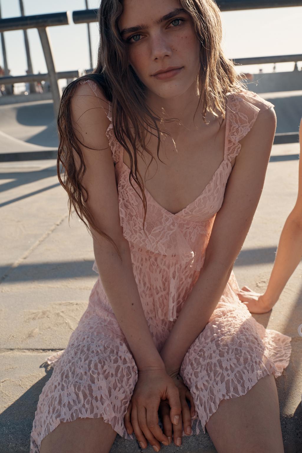 ПЛАТЬЕ С ВОЛАНАМИ И КРУЖЕВОМ