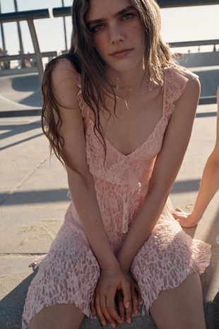 Платье с воланами и кружевом- Заказать в России