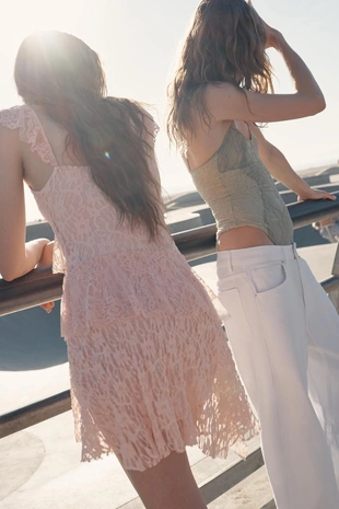 Платье с воланами и кружевом- Заказать в России