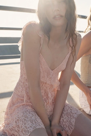 Платье с воланами и кружевом- Заказать в России