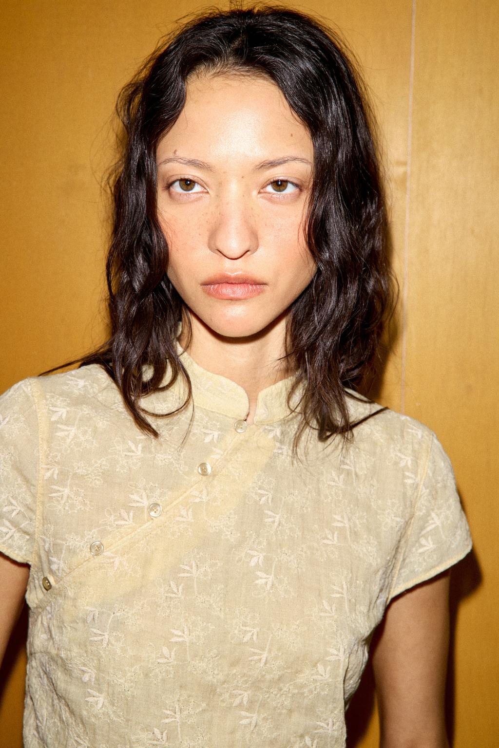 РУБАШКА С ВЫШИВКОЙ И ВОРОТНИКОМ-СТОЙКОЙ