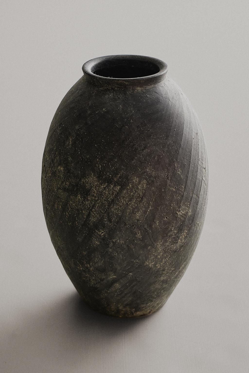 Текстурированная керамическая ваза