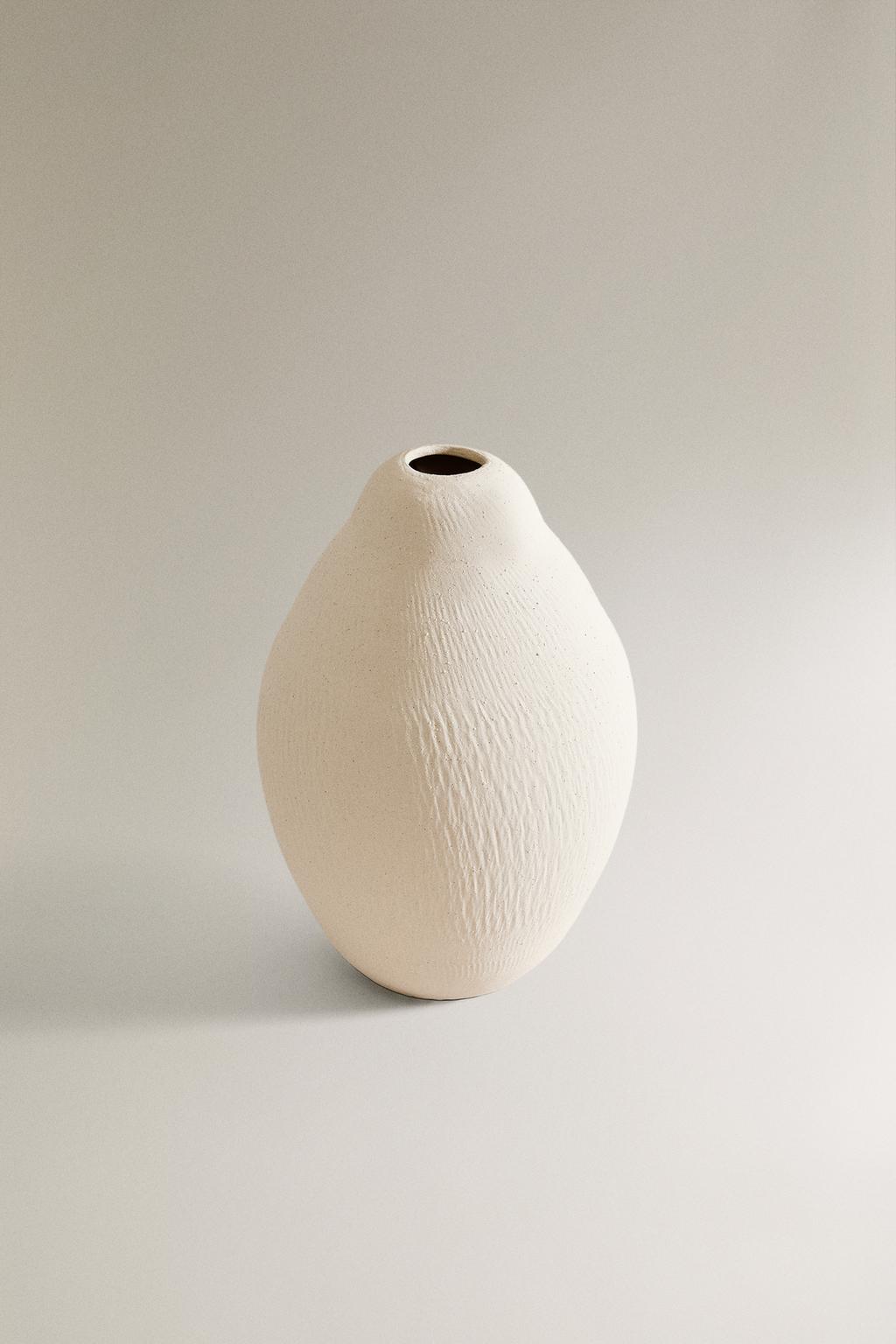 Керамическая ваза с грубой текстурой