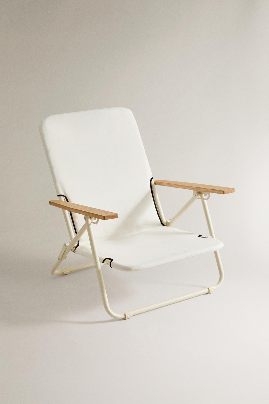 Складное пляжное кресло с деревянными подлокотниками