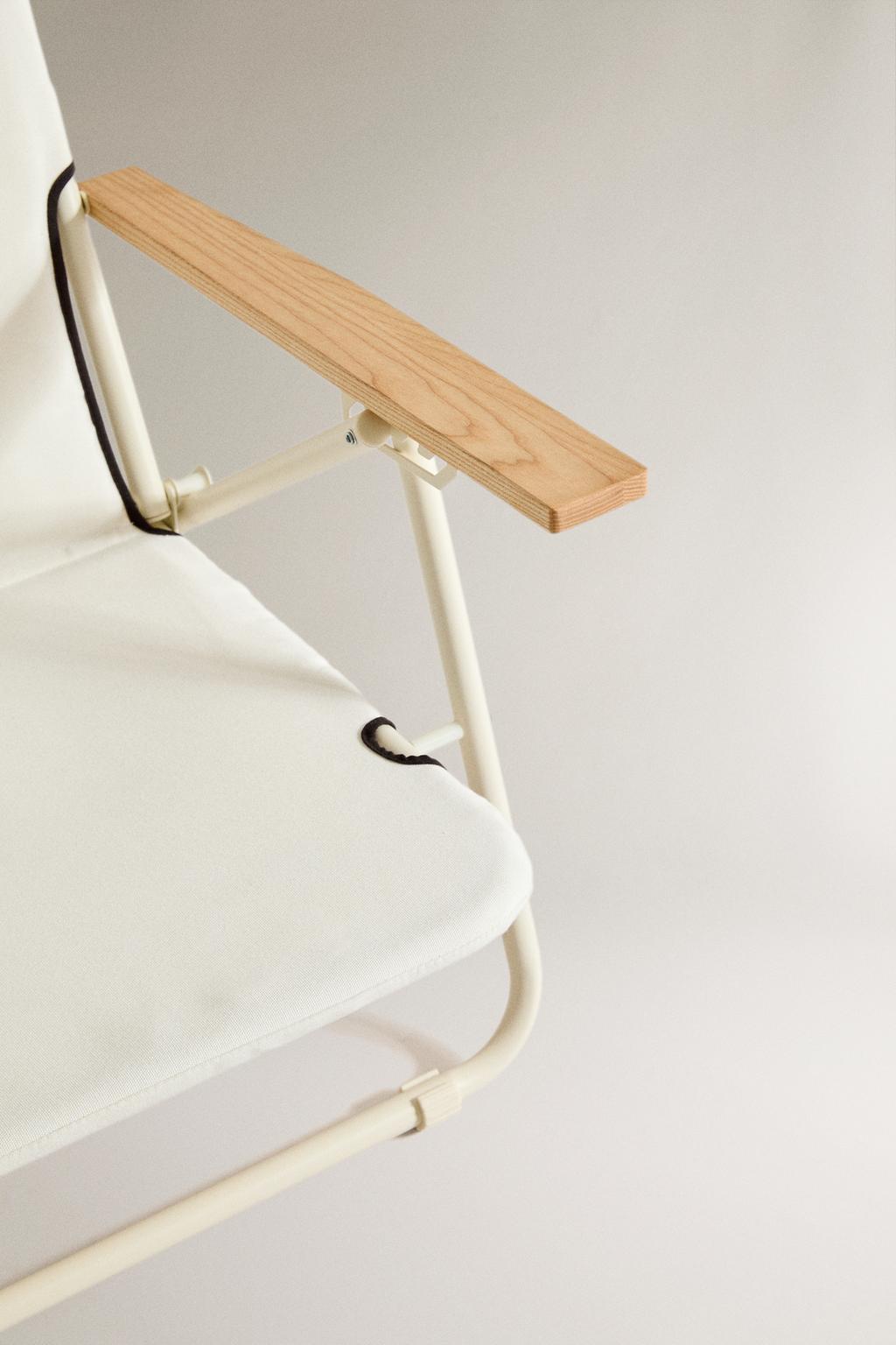 Складное пляжное кресло с деревянными подлокотниками