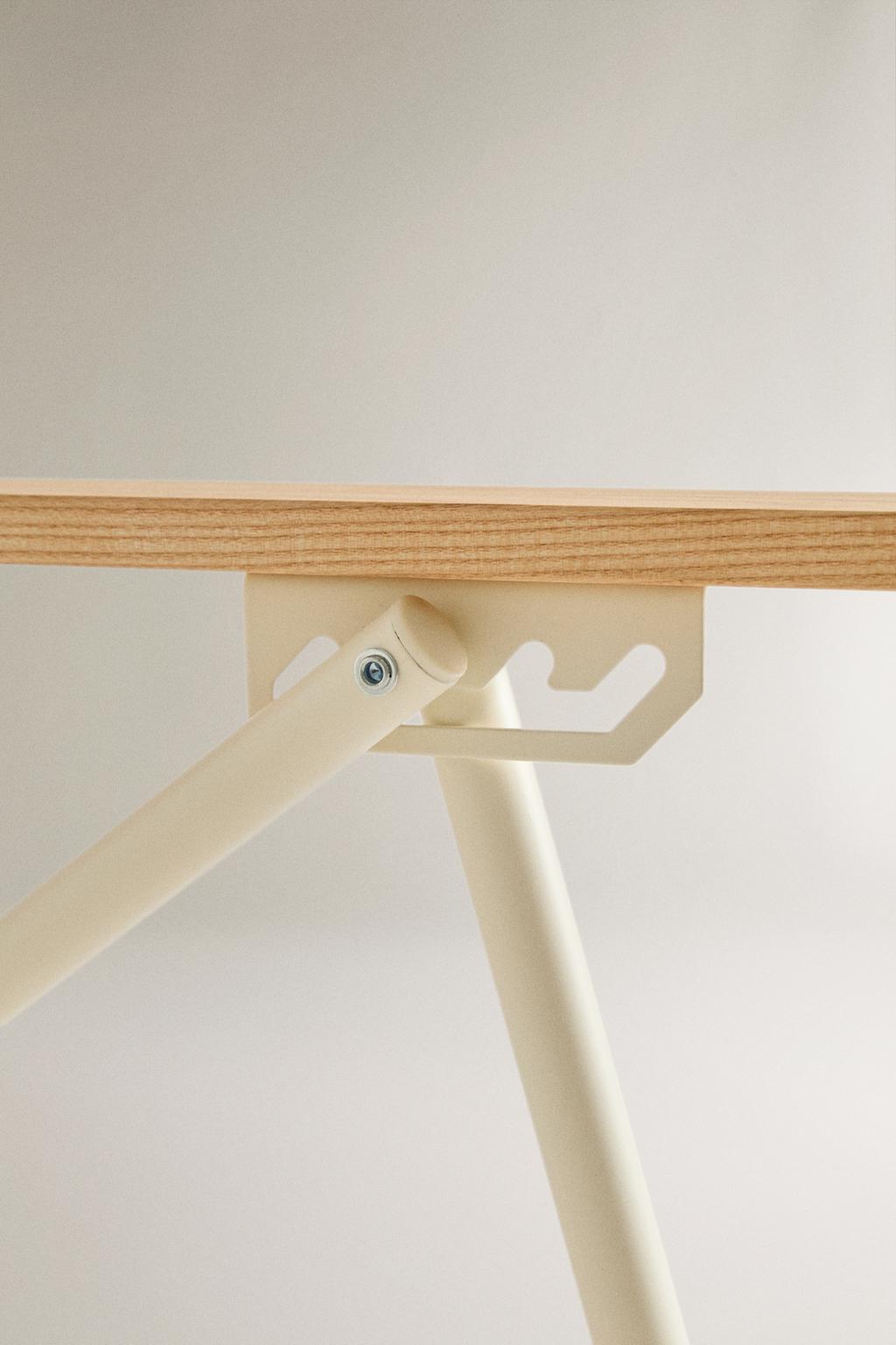 Складное пляжное кресло с деревянными подлокотниками