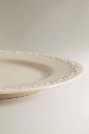 Фаянсовый десертный тарелка с выступающим узором на краю- Заказать в России