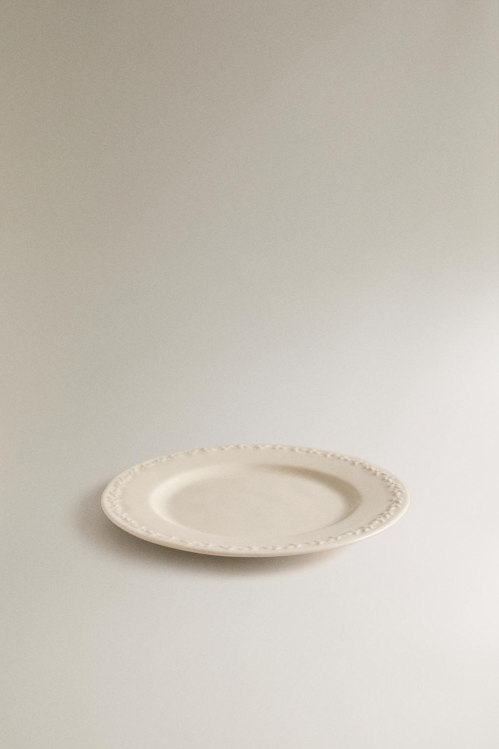 Фаянсовый десертный тарелка с выступающим узором на краю