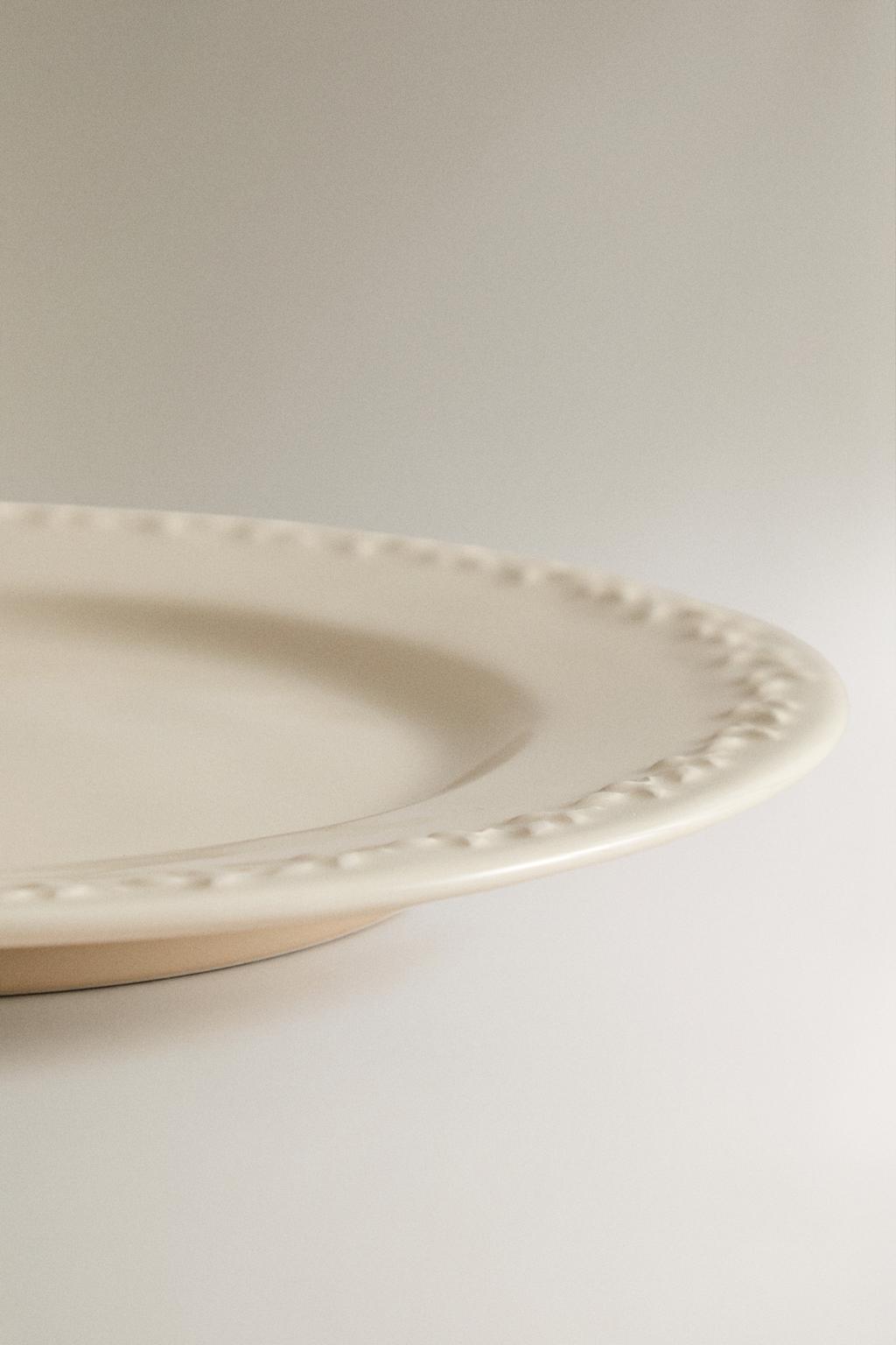 Фаянсовый десертный тарелка с выступающим узором на краю