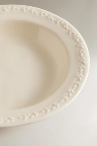 Фарфоровая суповая тарелка с узором на краю- Заказать в России
