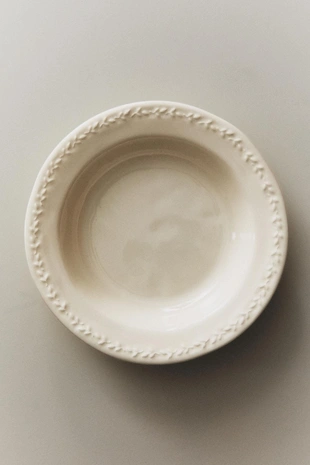 Фарфоровая суповая тарелка с узором на краю- Заказать в России