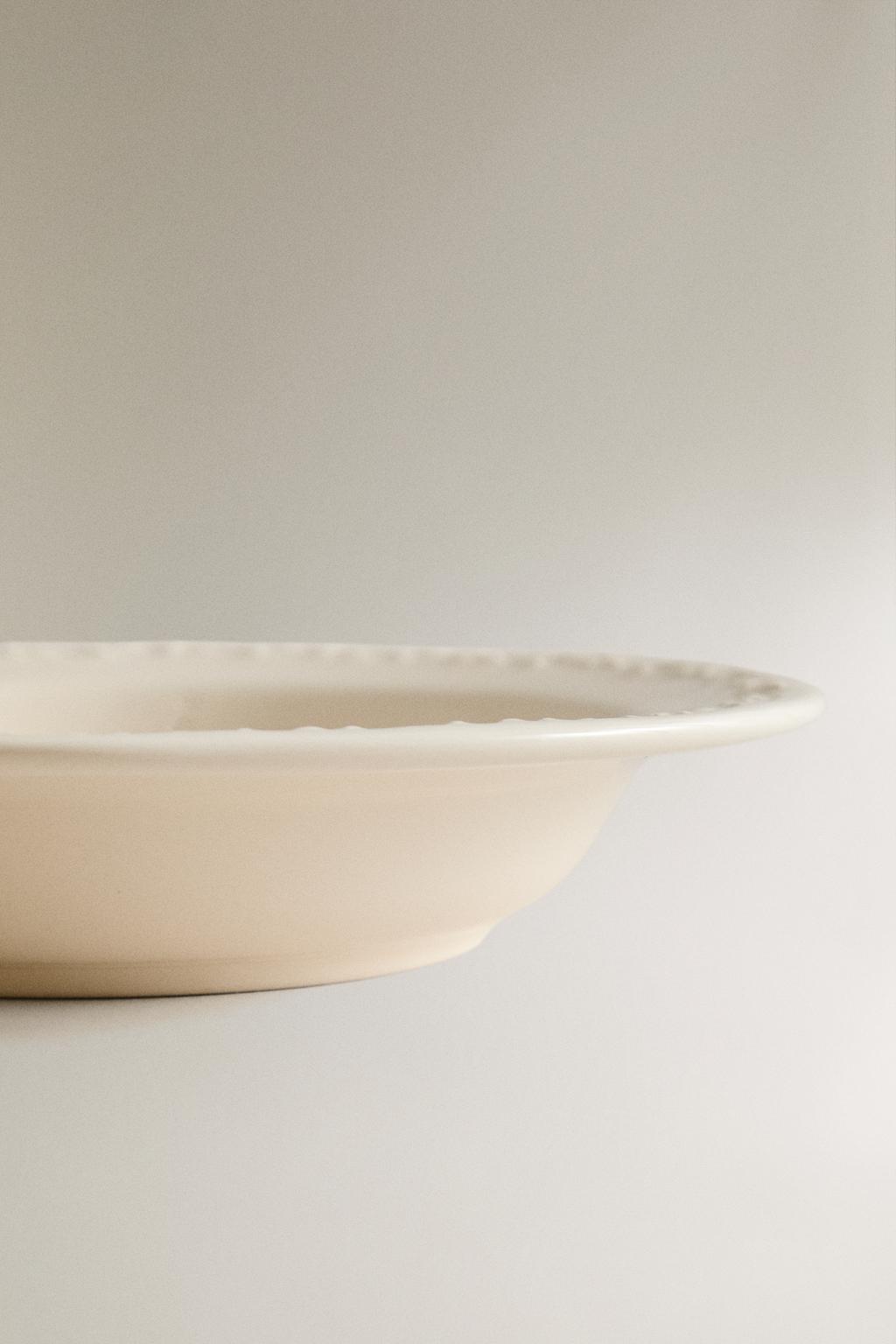 Фарфоровая суповая тарелка с узором на краю