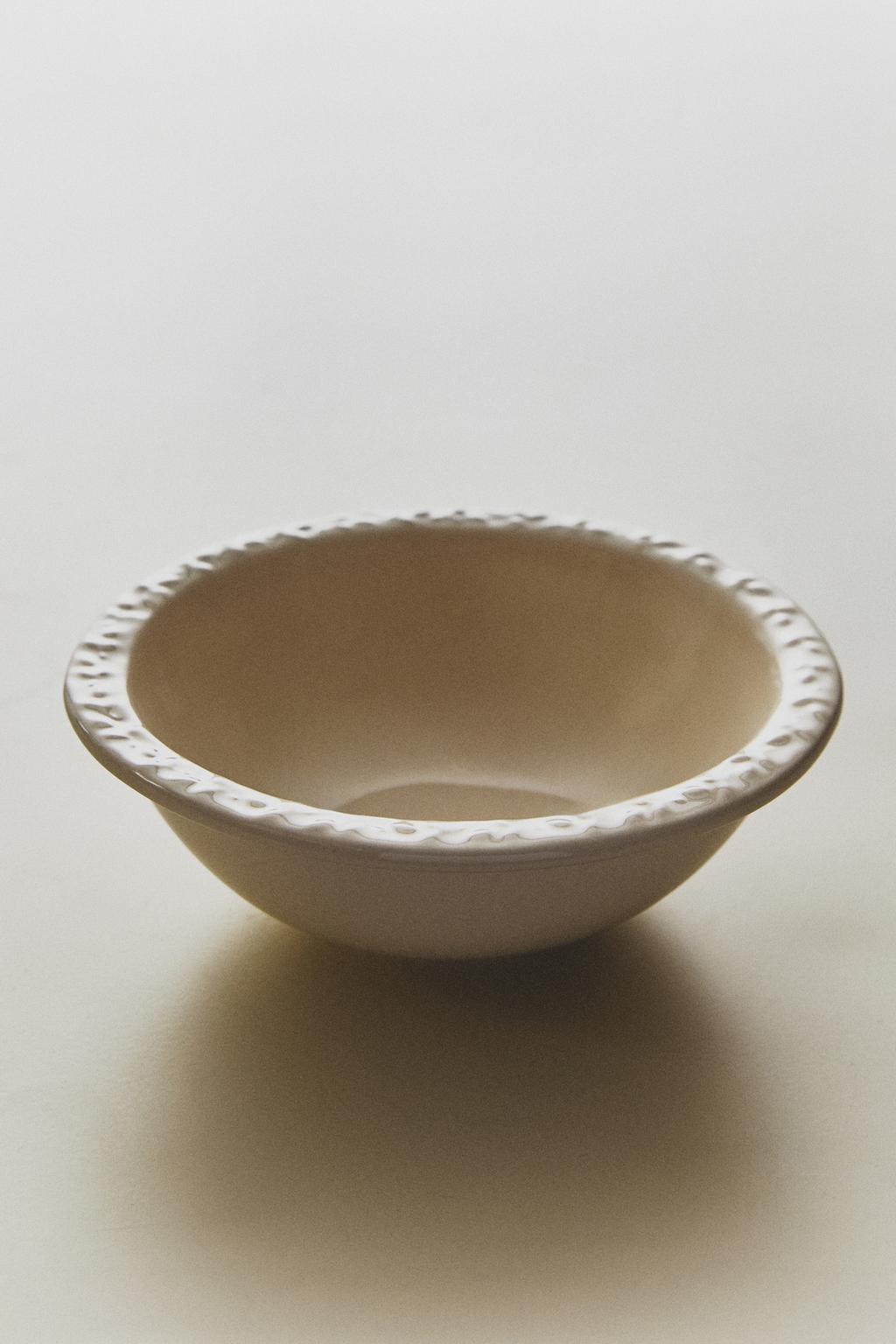 Чаша из глины с высоким краем с узором