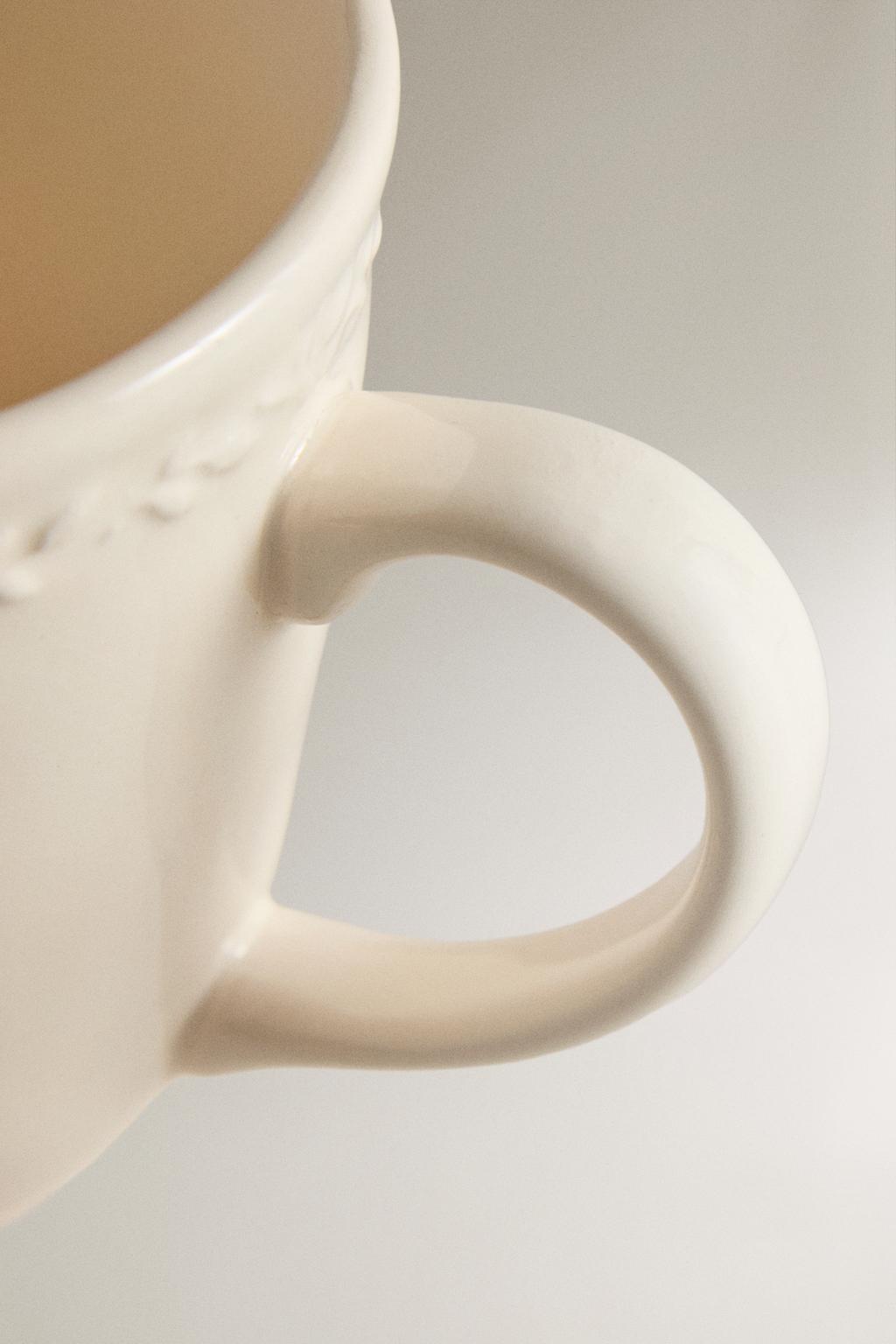 Фаянсовая кружка с узором по краю