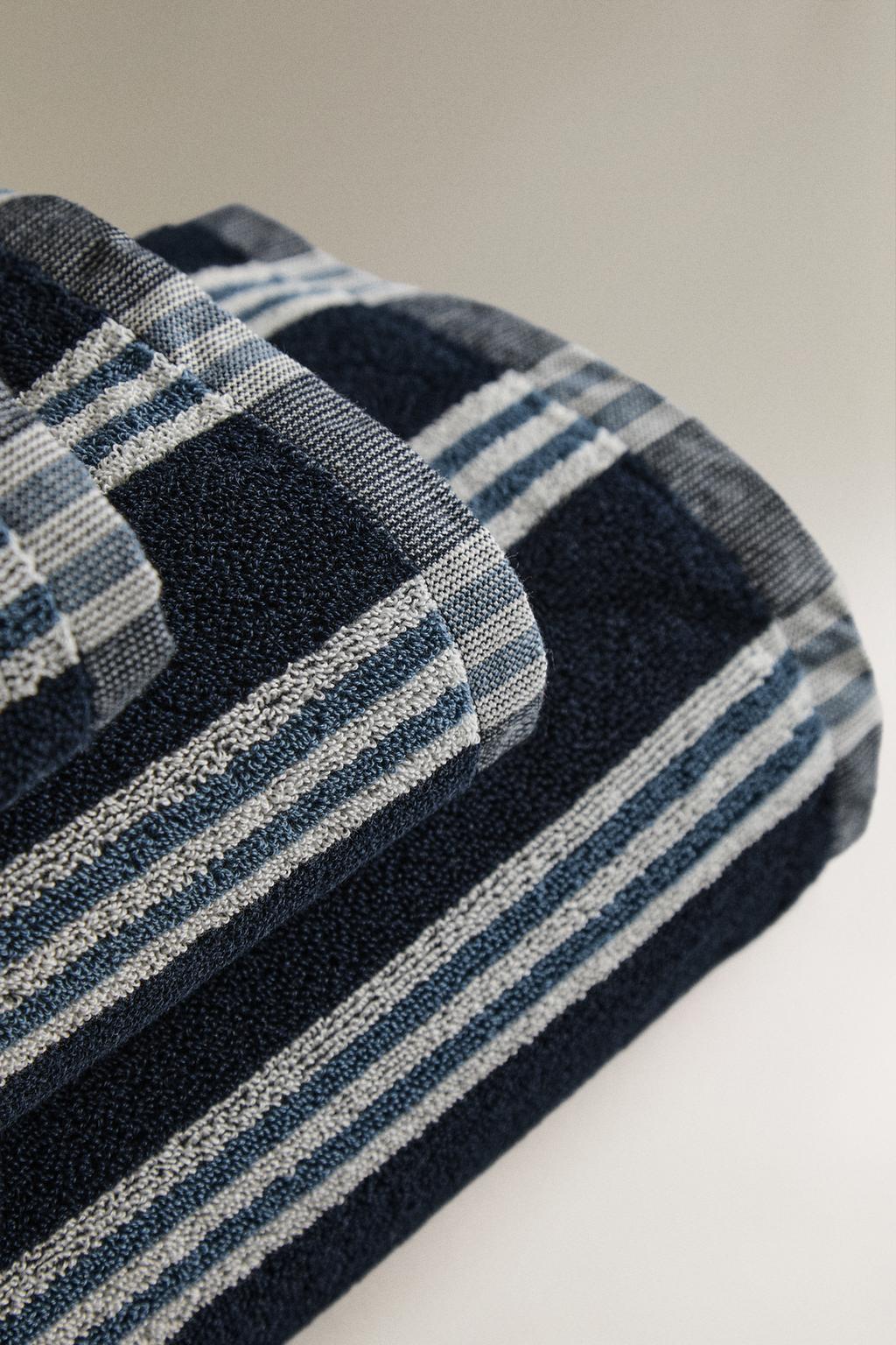 Полотенце для ванны с неровными полосами