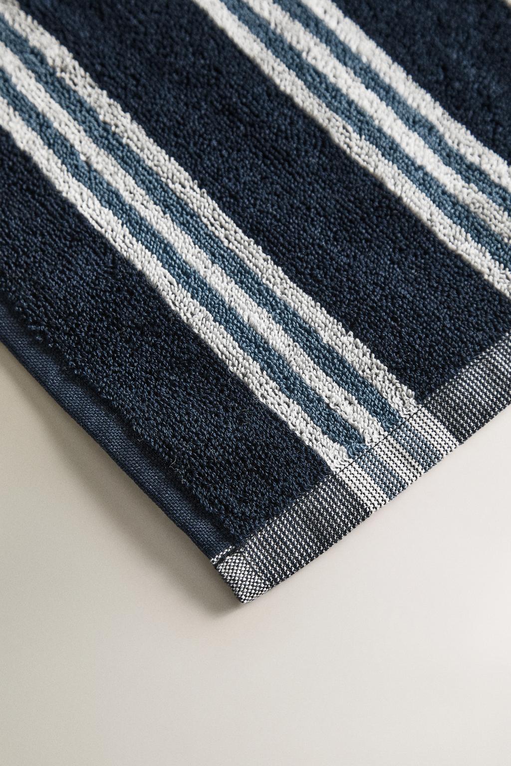 Полотенце для ванны с неровными полосами