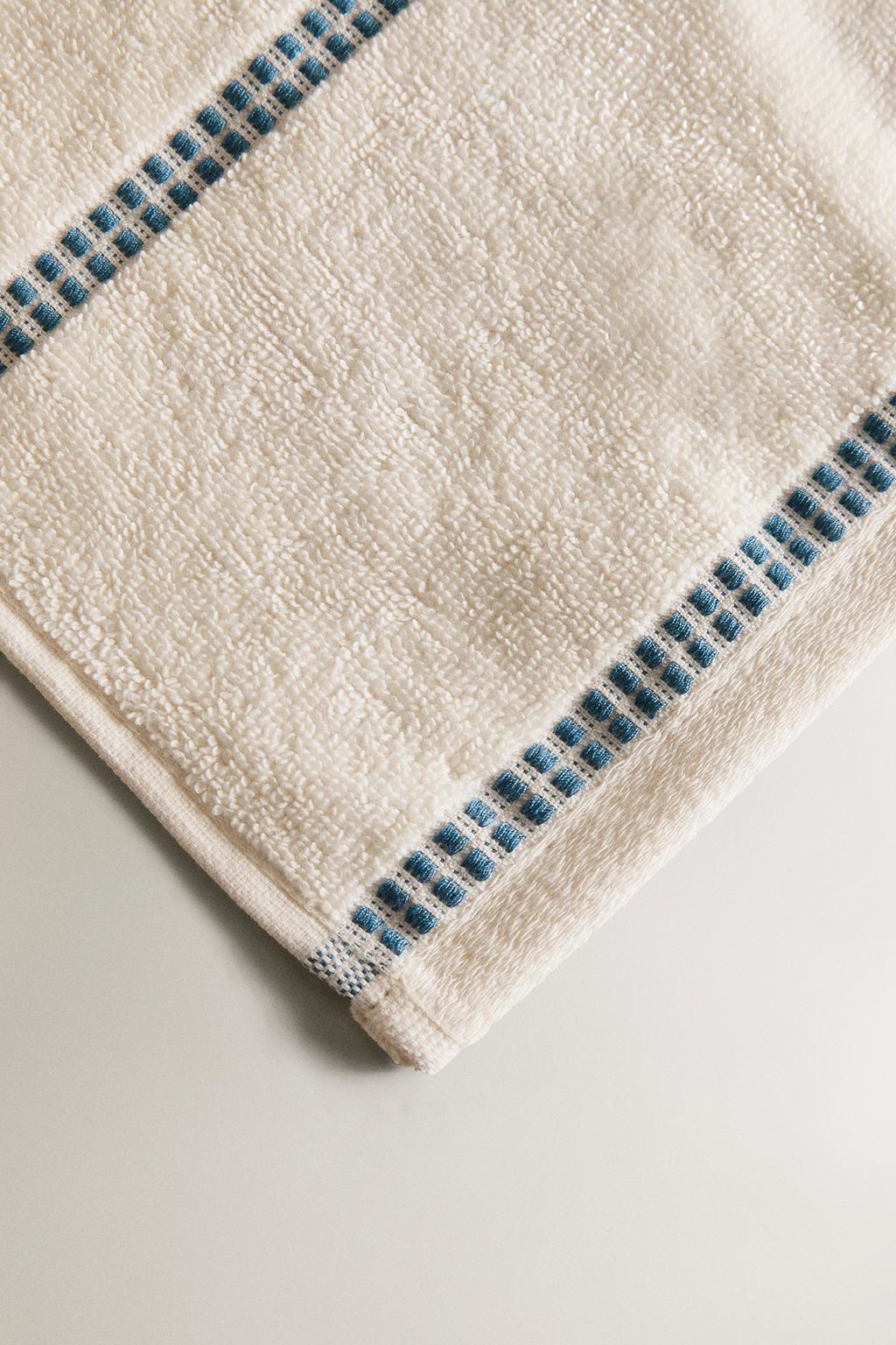 Полотенце для ванны с геометрическим краем