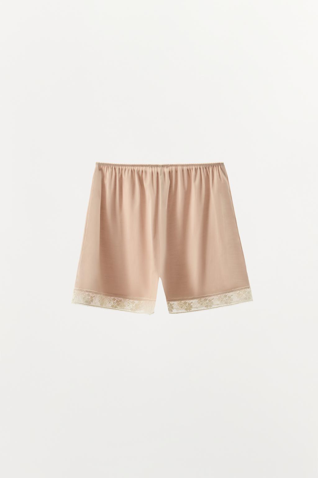 АТЛАСНЫЕ ШОРТЫ С КРУЖЕВОМ