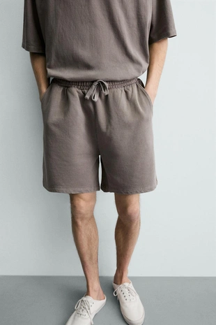 Шорты-джоггеры из ткани с эффектом потертости- Заказать в России