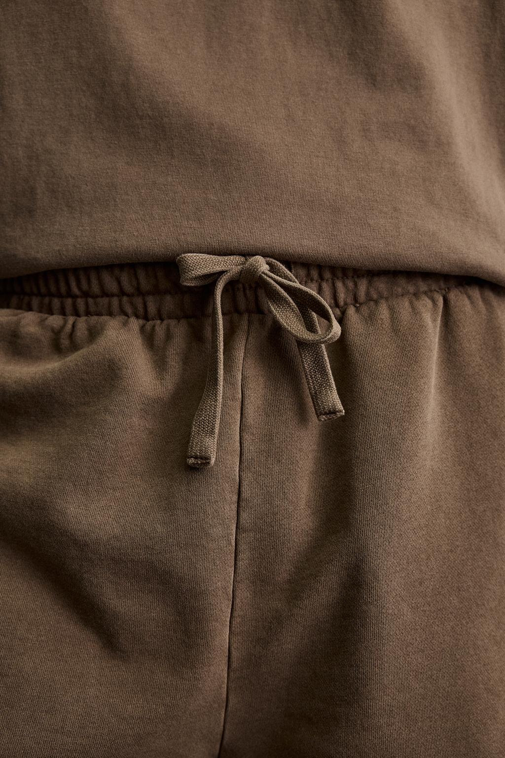 ШОРТЫ-ДЖОГГЕРЫ ИЗ ТКАНИ С ЭФФЕКТОМ ПОТЕРТОСТИ