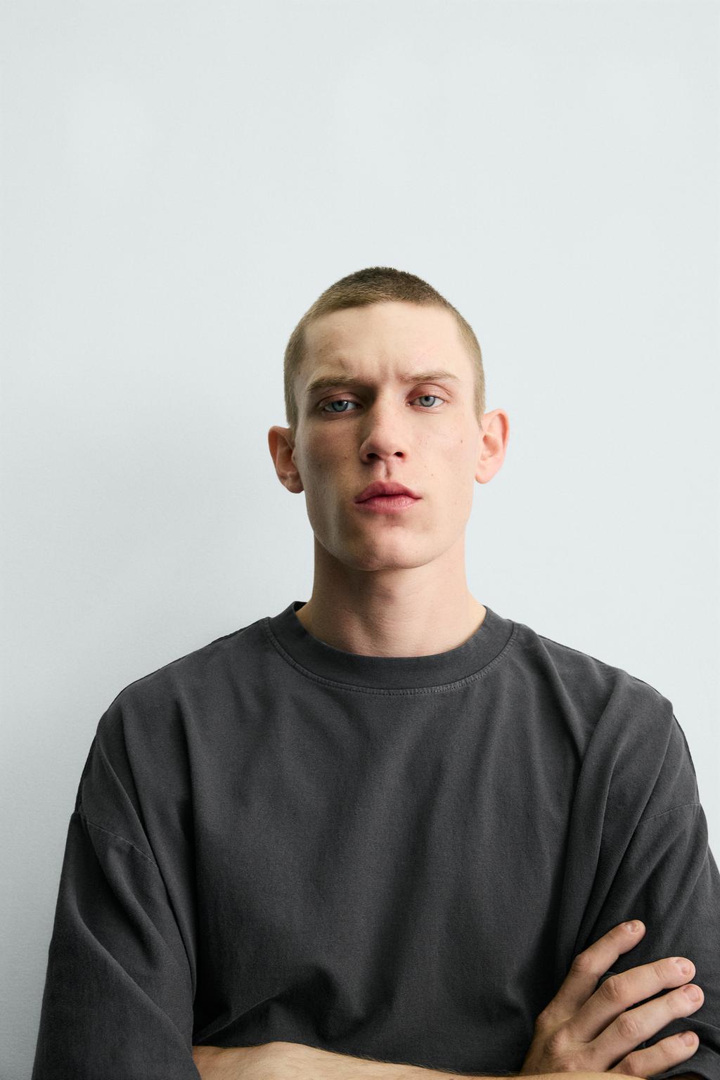 БАЗОВАЯ ФУТБОЛКА С ЭФФЕКТОМ ПОТЕРТОСТИ