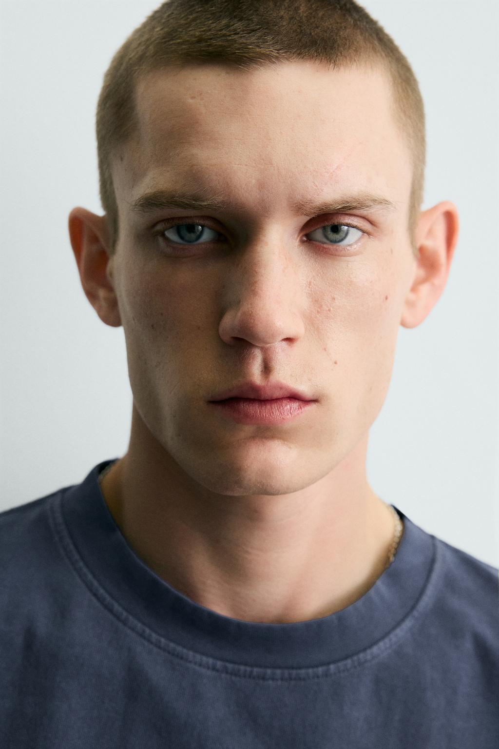 БАЗОВАЯ ФУТБОЛКА С ЭФФЕКТОМ ПОТЕРТОСТИ