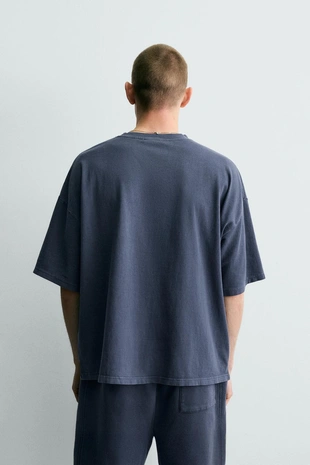 Базовая футболка с эффектом потертости