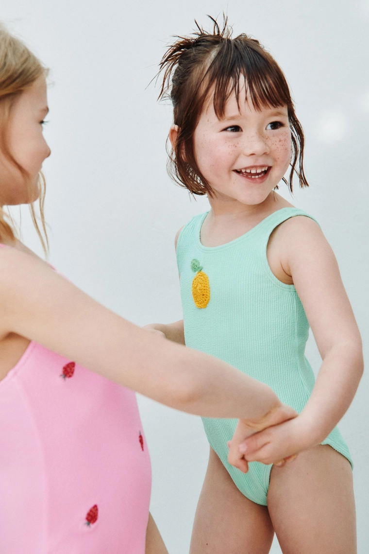 Детский купальник с вышитыми клубничками 2-6 лет