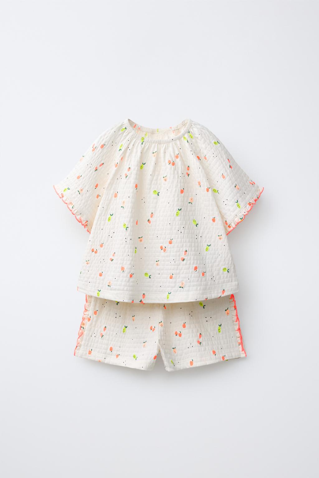 КОМПЛЕКТ ИЗ ФУТБОЛКИ И ШОРТОВ С ПРИНТОМ