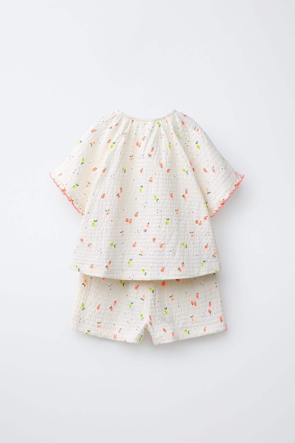 КОМПЛЕКТ ИЗ ФУТБОЛКИ И ШОРТОВ С ПРИНТОМ