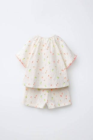 Комплект из футболки и шортов с принтом