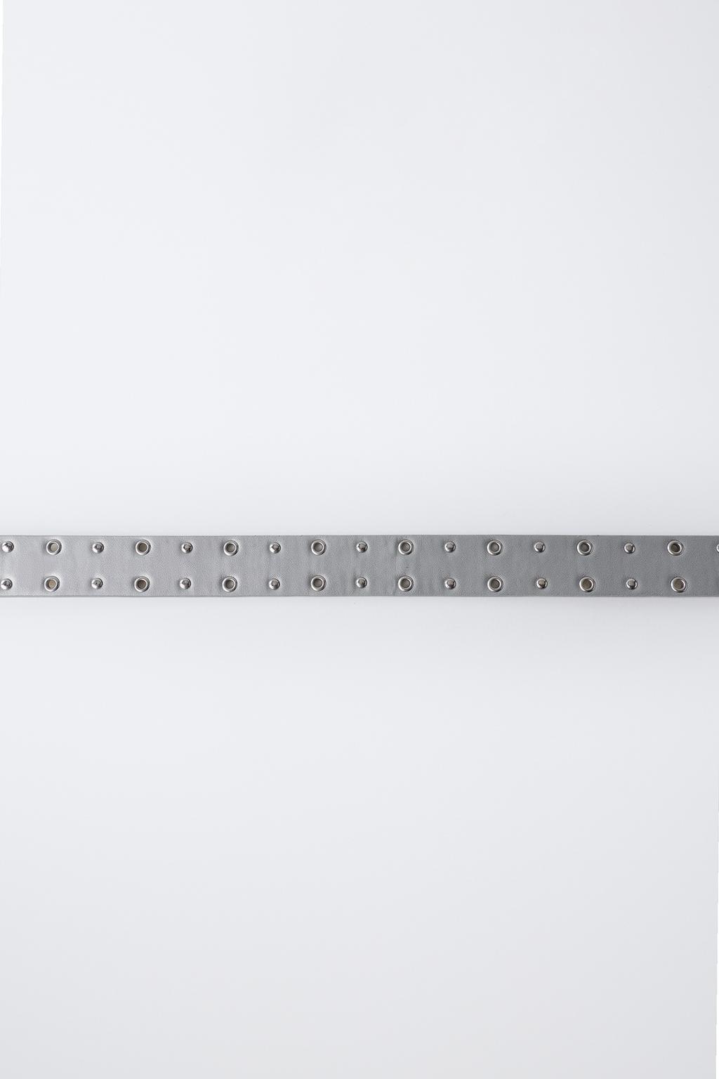 РЕМЕНЬ С МЕТАЛЛИЧЕСКИМИ ЗАКЛЕПКАМИ