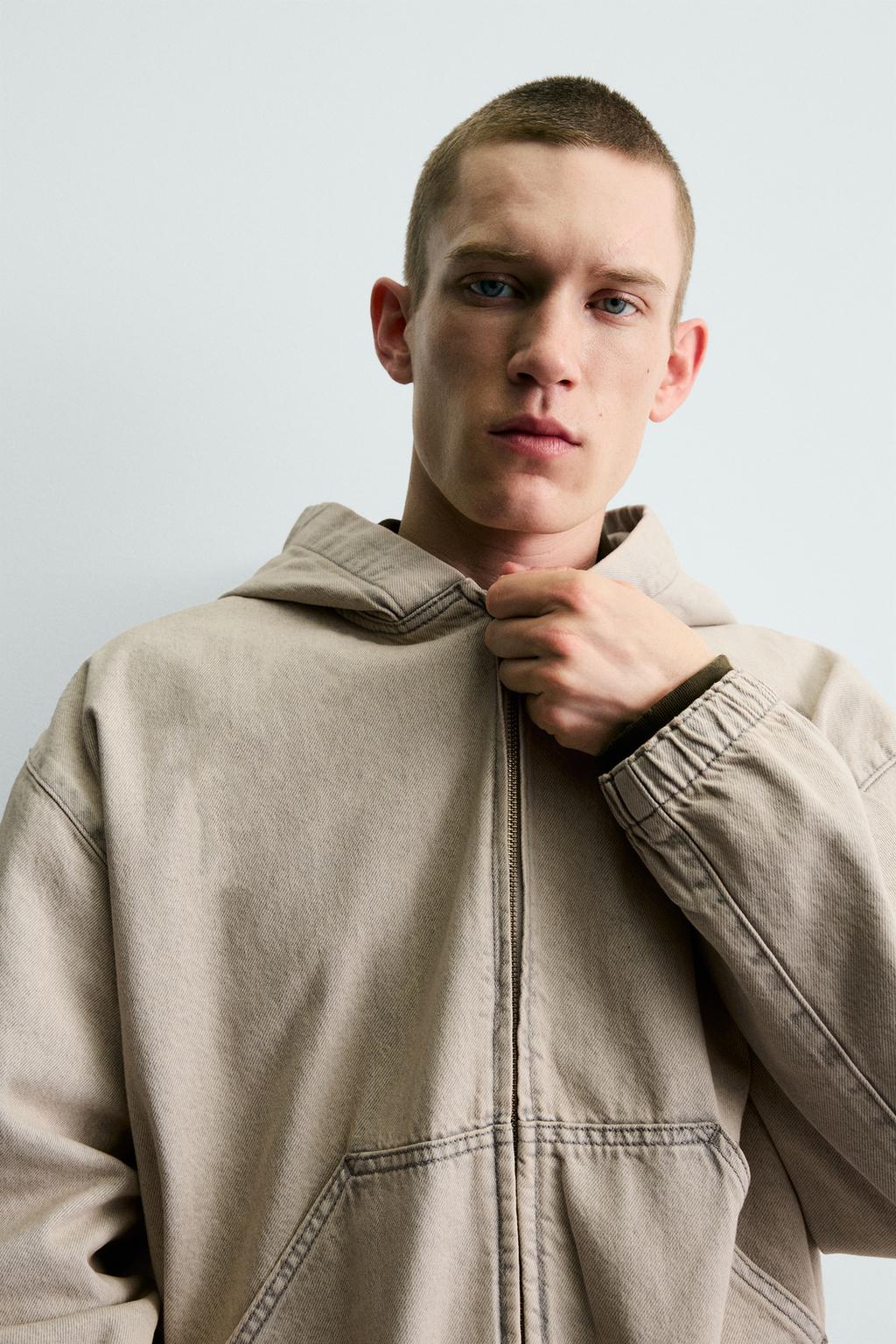 ДЖИНСОВАЯ КУРТКА С КАПЮШОНОМ И ВЫШИВКОЙ