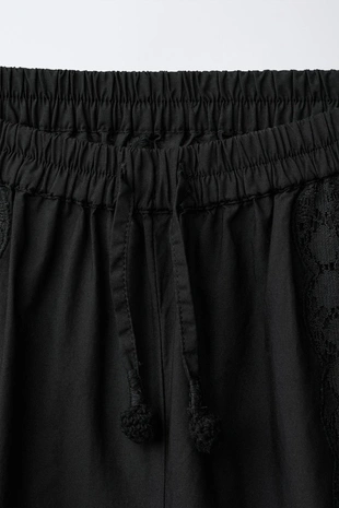 Брюки-бомберы с кружевной вышивкой