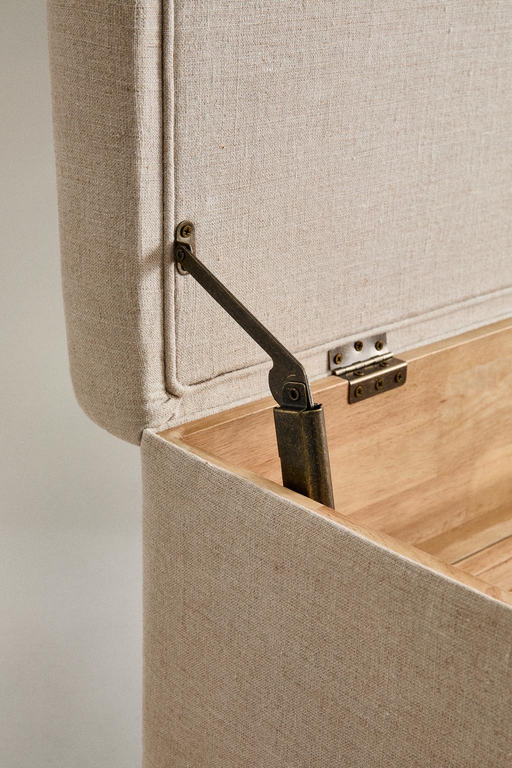 Сундук из дерева с обивкой из льна