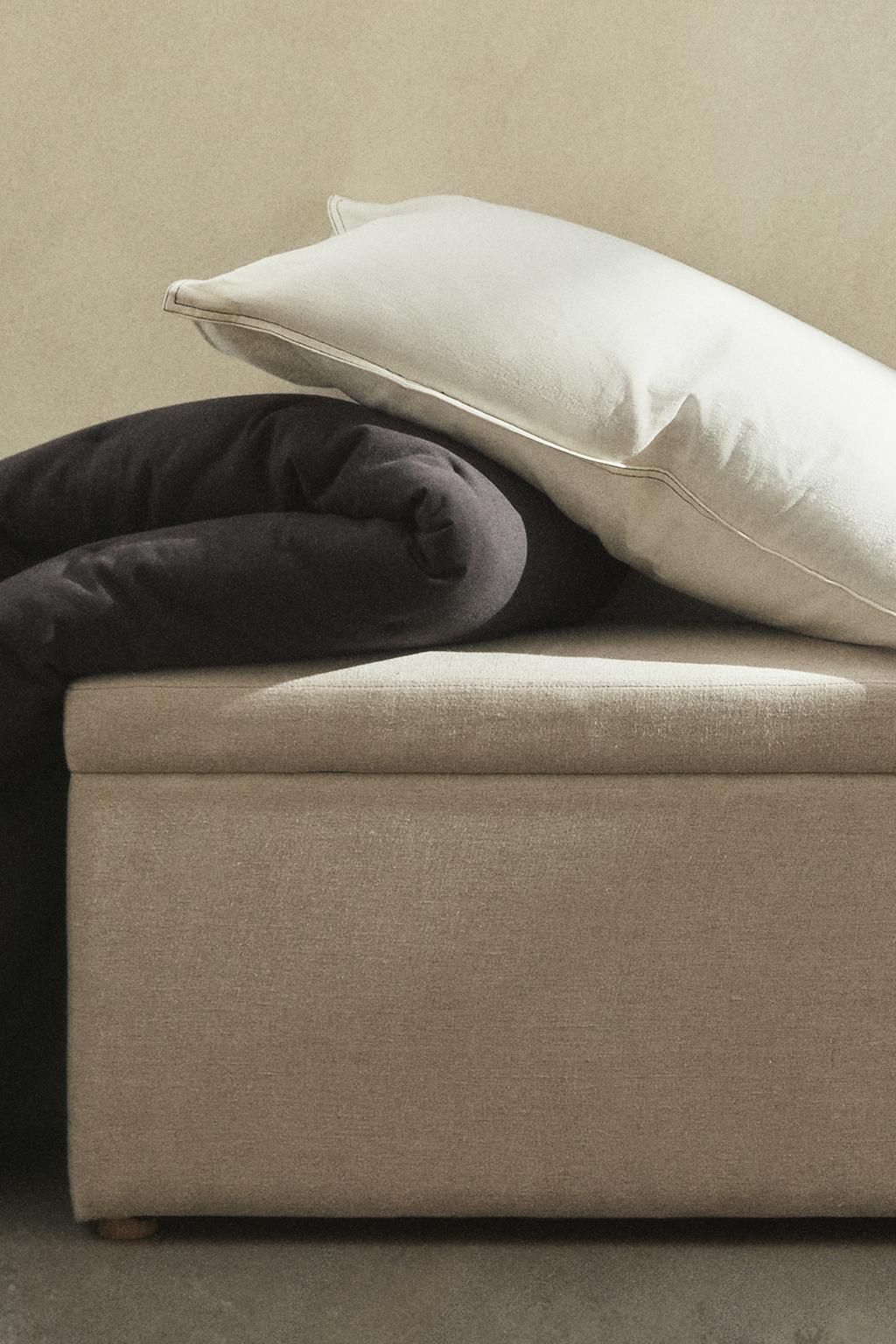 Сундук из дерева с обивкой из льна